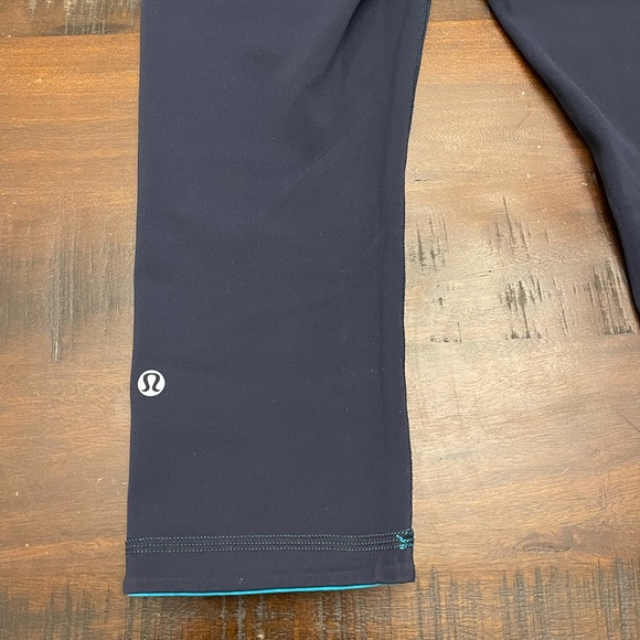 LuluLemon Reversible Blue Capri Leggings Size 8 - Picture 5 of 6